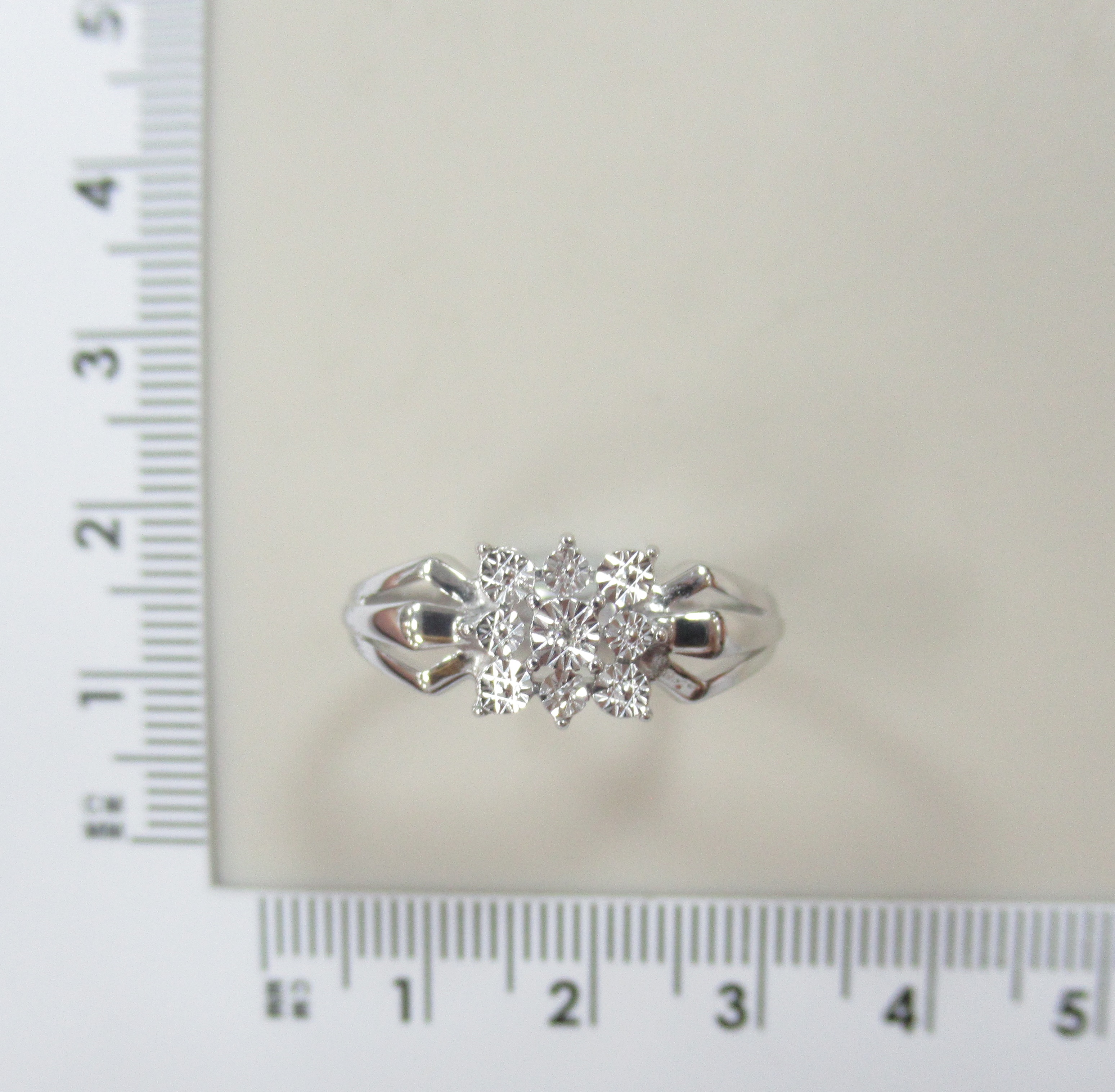 Серебряное кольцо с бриллиантом